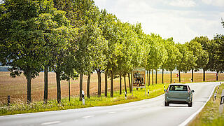 Auto auf einer Landstraße