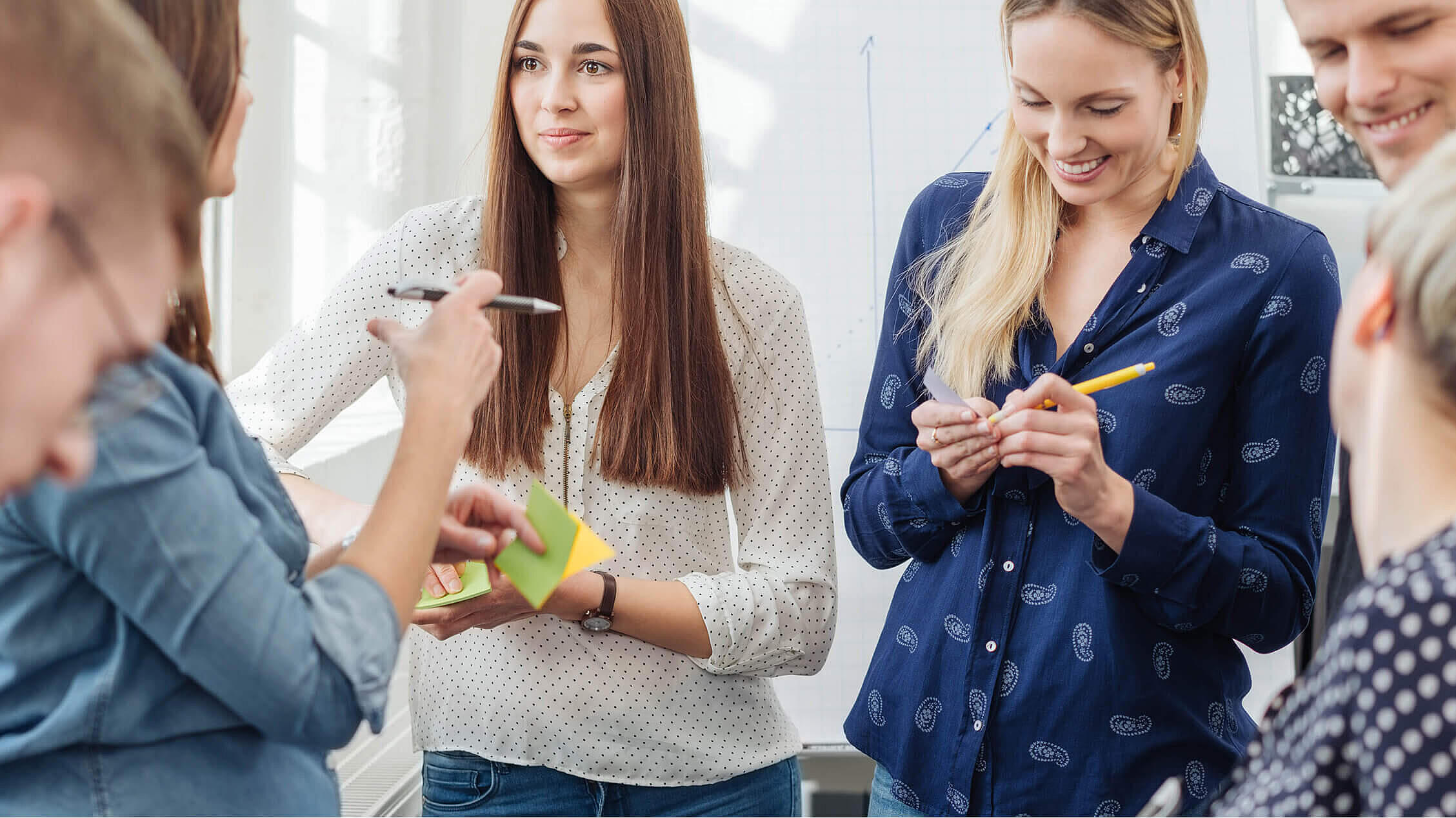 junges team macht sich notizen in einem seminar oder einer besprechung