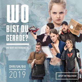 Das Bild hat einen hellblauen Hintergrund. Auf der rechten Seite sieht man eine Familie und einen Zusteller. Links steht in weißer Schrift: Wo bist du gerade?