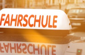 Das Zeichen Fahrschule auf dem Dach eines Autos