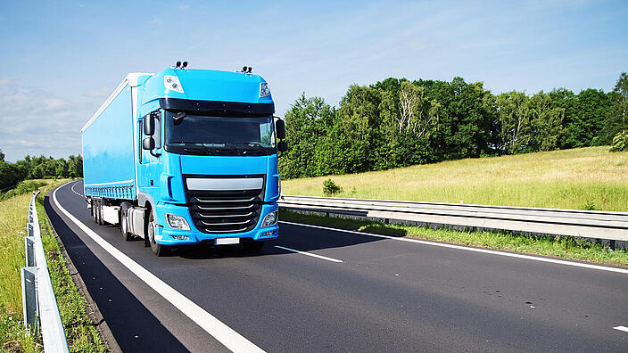 Blauer Lkw auf einem Landstraße