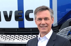Joachim Werner, Porträtfoto vor einem Lkw