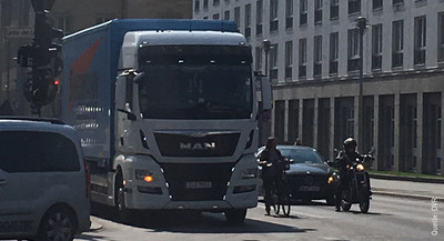 Ein Lkw biegt rechts ab. Ein Lkw biegt rechts ab.