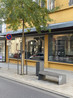 Bild 17: Seitenraumgestaltung: Raum für Schaufensterbummel und Geschäftsauslagen, Sitzmöglichkeiten zum Verweilen und Ausruhen, geeignete Standorte für Straßenbäume