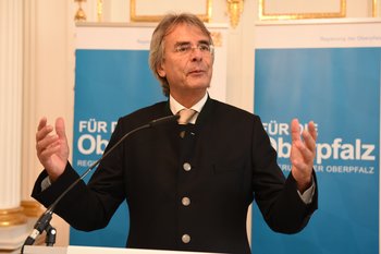 Axel Bartelt, Regierungspräsident der Oberpfalz. Foto: Tino Lex Ein Mann steht hinter einem Pult mit Mikrofon