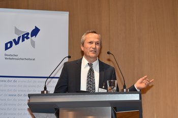 Ein Mann steht hinter einem Stehpult