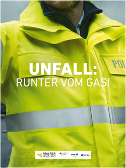 Im Hintergrund ein Polizist, davor der Text: Unfall: Runter vom Gas!
