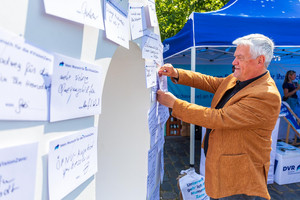 DVR-Präsident Manfred Wirsch pinnt seine Botschaft für die Vision Zero an die große Null
