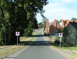 Bild 14: Parkordnung und -angebot: Zonenhaltverbot auf der Dorfstraße im Umfeld des Schlosses, zentraler Besucherparkplatz in fußläufiger Entfernung zum Schloss und zur Dorfkirche