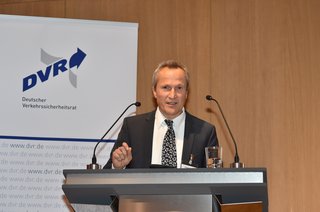 Ein Mann steht hinter einem Stehpult