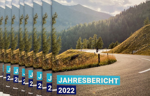 Ein Stapel Jahresberichte