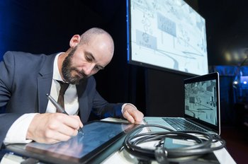 Der Künstler Roland Brückner begleitete den Vortrag von Prof. Dr. König mit passenden Bildern. Foto: Marco Urban