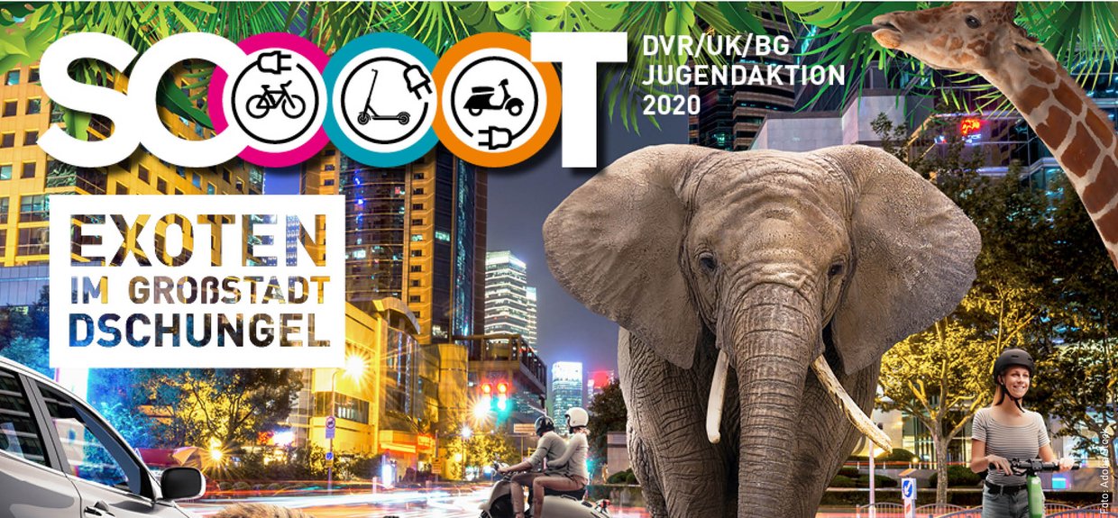 DVR|UK|BG-Jugendaktion 2020: "SCOOOT" Ein Elefant, eine Frau auf dem E-Scooter fahren durch eine Stadt, die von Plamen und exotischen Tieren gesäumt ist.
