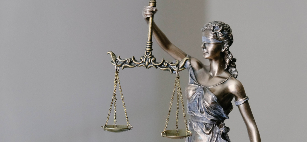 Header Juristische Fachkonferenz 2022 Justitia Bronze Figur hält Waage in der Hand