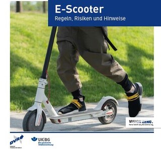 Der Unterkörper eines Mannes fährt mit einem E-Scooter. 