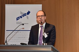 Ein Mann steht hinter einem Stehpult