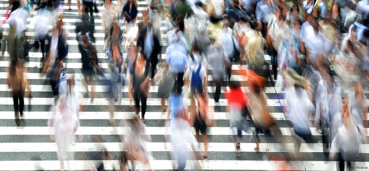 Zebrastreifen. Foto: Pixabay Viele Menschen laufen über einen breiten Zebrastreifen. Foto: Pixabay