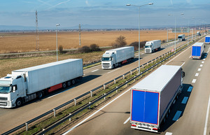 Lkw-Kolonne auf der Autobahn