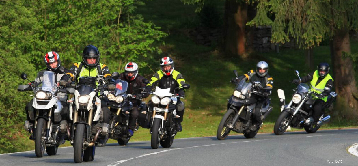 Mehrere Motorradfahrer fahren auf einer Landstraße