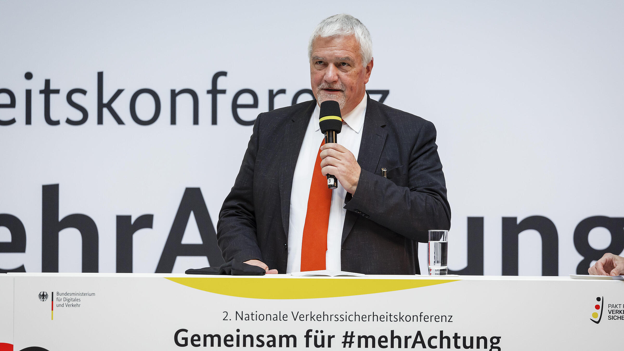 DVR-Präsident Manfred Wirsch am Redepult auf der Bühne.