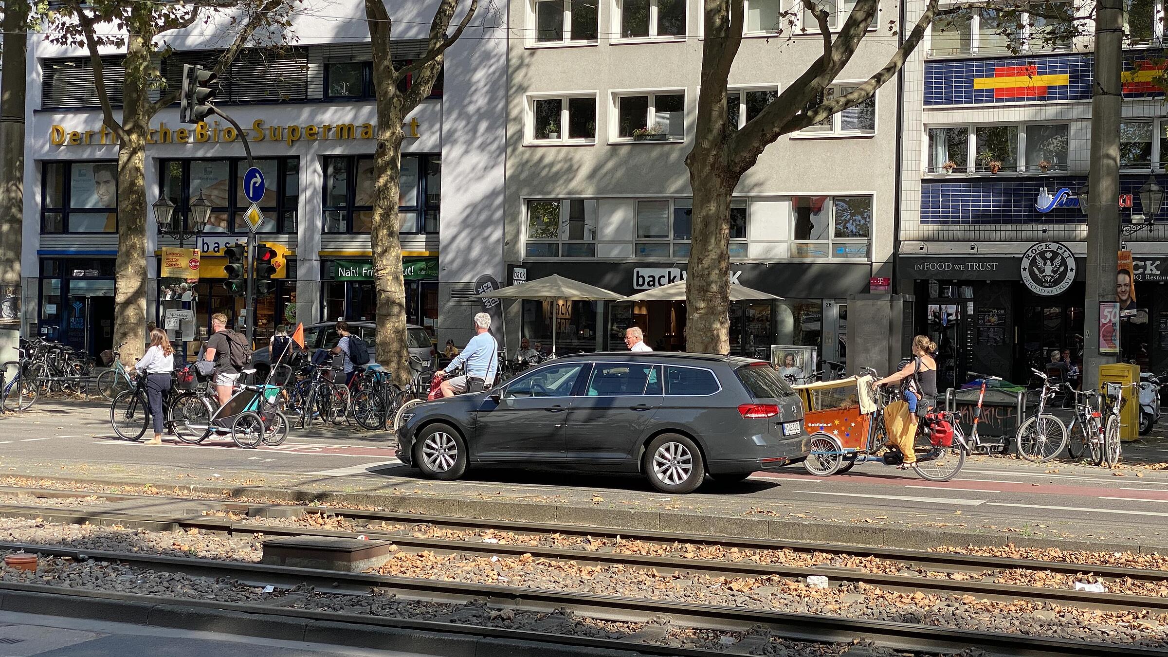 Nutzungsvielfalt auf dem breiten Radfahrstreifen: gute Rahmenbedingungen für Menschen unterschiedlichen Alters und Fahrräder unterschiedlichster Bauart
