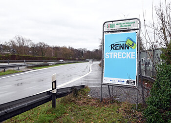 Plakat der Landstraßen-Kampagne mit Motiv "Rennstrecke" in Solingen