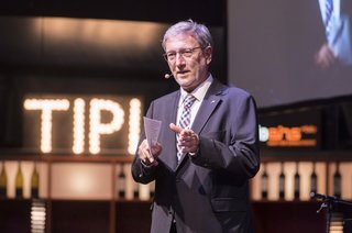 DVR-Präsident Prof. Dr. Walter Eichendorf begrüßte die rund 300 Gäste im Tipi am Kanzleramt. Foto: Marco Urban