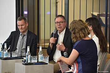 Ein Mann mit Mikrofon. Foto: André Kowalski