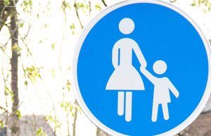 Das Sonderzeichen für Fußgängerinnen und Fußgänger