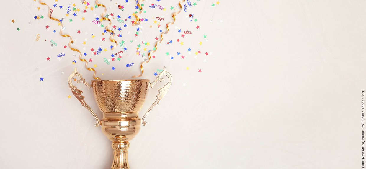 Pokal, Preisverleihung Aus einem goldenen Pokal kommt Konfetti