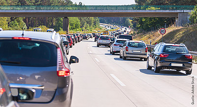 Eine Rettungsgasse auf der Autobahn. 