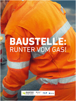 Im Hintergrund ein Straßenwärter, davor der Text: Baustelle: Runter vom Gas!