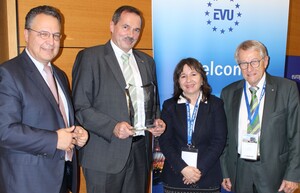 v.l.n.r.: Oliver Deiters (Leiter der DEKRA Repräsentanz bei der Europäischen Union), Walter Niewöhner (Preisträger), DVR-Referatsleiterin Jacqueline Lacroix und EVU-Präsident Jörg Ahlgrimm stehen nebeneinander und lächeln in die Kamera.