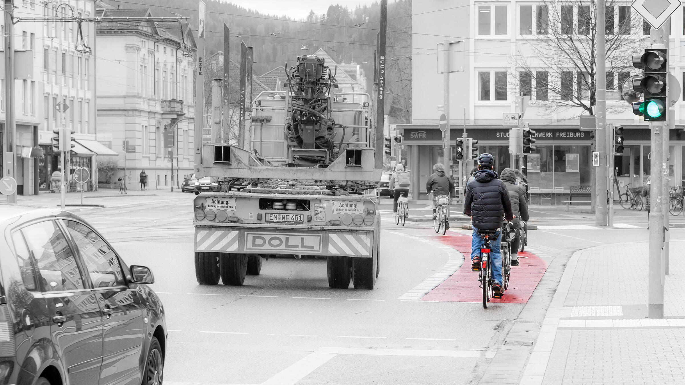 Fahrradfahrer fahren auf dem Fahrradweg neben dem Verkehr.