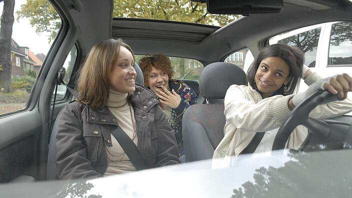 Drei junge Frauen im Auto