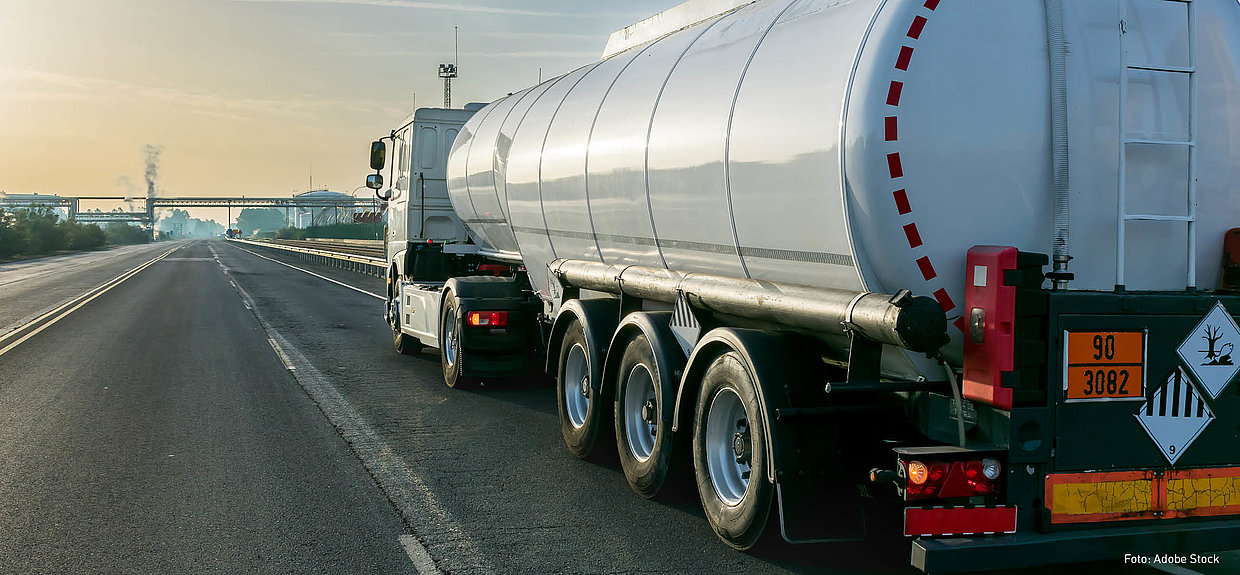 Fahrsicherheitsprogramm Transporter. Foto: Adobe Stock Ein Tankwagen fährt in der Dämmerung auf einer Straße.