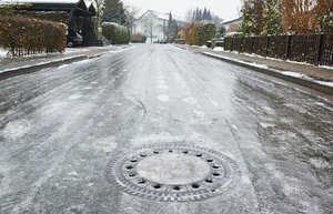 Eine Straße in einem Wohngebiet, die glatt ist
