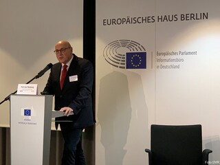 Prof. Kurt Bodewig (Präsident der Deutschen Verkehrswacht) steht auf dem Podium hinter einem Rednerpult. Er spricht in ein Mikrofon, das am Pult befestigt ist. 
