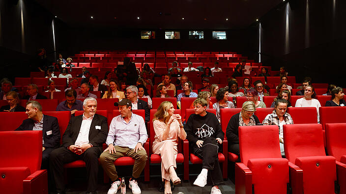 Manfred Wirwsch, Wotan Wilke Möhring, Kristin Meyer, Jonas Ems sitzen in einer Kinoreihe