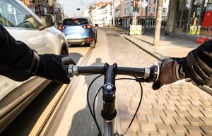 Auto überholt Fahrrad ganz knapp.