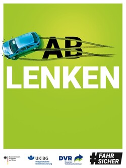 Plakatmotive der Landstraßen-Kampagne: Grüner Hintergrund mit der Schrift „Ab Lenken“, Bremsspuren und einem verunfallten Pkw.