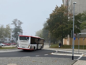 Bild 20: Nutzungsdetails: Der Stadtbus kann den Kreisverkehr offenbar ohne Mitnutzung des gepflasterten Innenkreises befahren