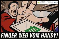 Ein Mann sitzt im Auto und lässt das Smartphone fallen.
