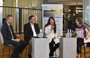 Zwei Männer und zwei Frauen sitzen auf Stühlen und sprechen miteinander. Foto: André Kowalski