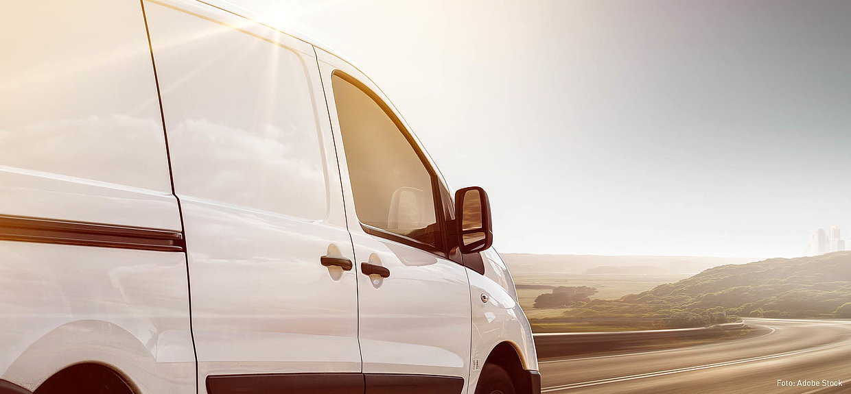 Fahrsicherheitsprogramm Transporter. Foto: Adobe Stock En weißer Transporter fährt auf einer Straße