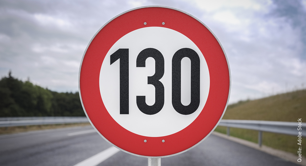 Ein 130 km/h-Schild als Grafik vor einer Autobahn
