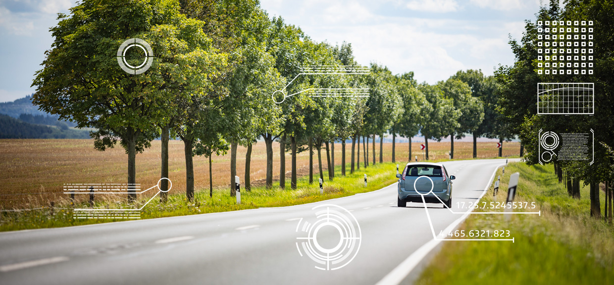 Auto auf einer Landstraße, Zeichen für Digitalisierung