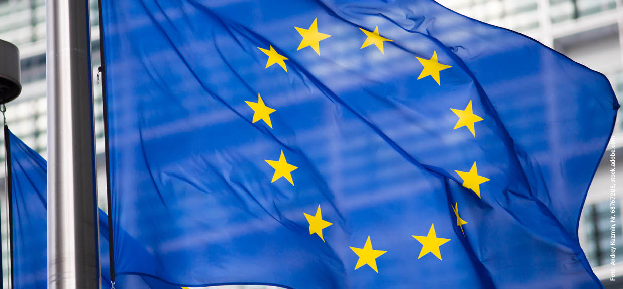 Foto: Andrey Kuzmin, Nr. 68767205, stock.adobe.com Europaflagge im Wind