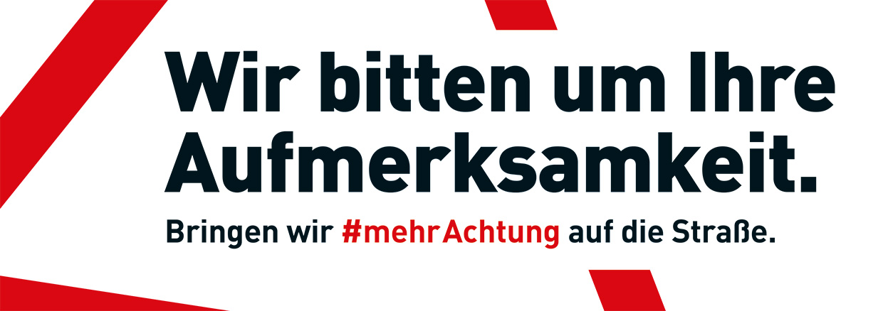 Rotes Dreieck im Hintergrund, darüber der Text: Wir bitten um Ihre Aufmerksamkeit. Bringen wir #mehrAchtung auf die Straße.